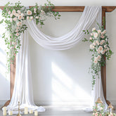 Socomi vista frontal del arco decorado con drapeado elegante y efecto romántico