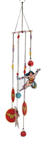 Spoontiques campana Wonder Woman colgada en jardín aporta encanto sonoro