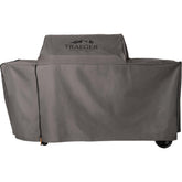 Traeger vista frontal de la funda BAC776 protegiendo la parrilla completamente