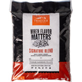 Traeger bolsa frontal Signature Blend mostrando marca y beneficio de sabor consistente