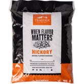Traeger bolsa frontal 18 lb mostrando marca y beneficio de sabor intenso