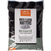 Traeger bolsa frontal mostrando pellets mesquite y beneficio sabor intenso