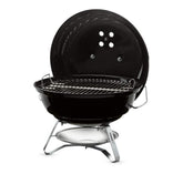 Weber Jumbo Joe vista frontal con tapa cerrada, portátil y resistente
