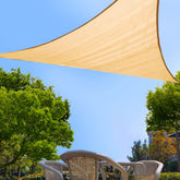 Yardmaker vista frontal del toldo triangular protegiendo patio