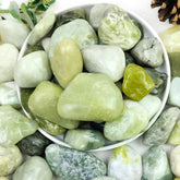 YISZM paquete frontal de 5lbs mostrando piedras jade estéticas y naturales