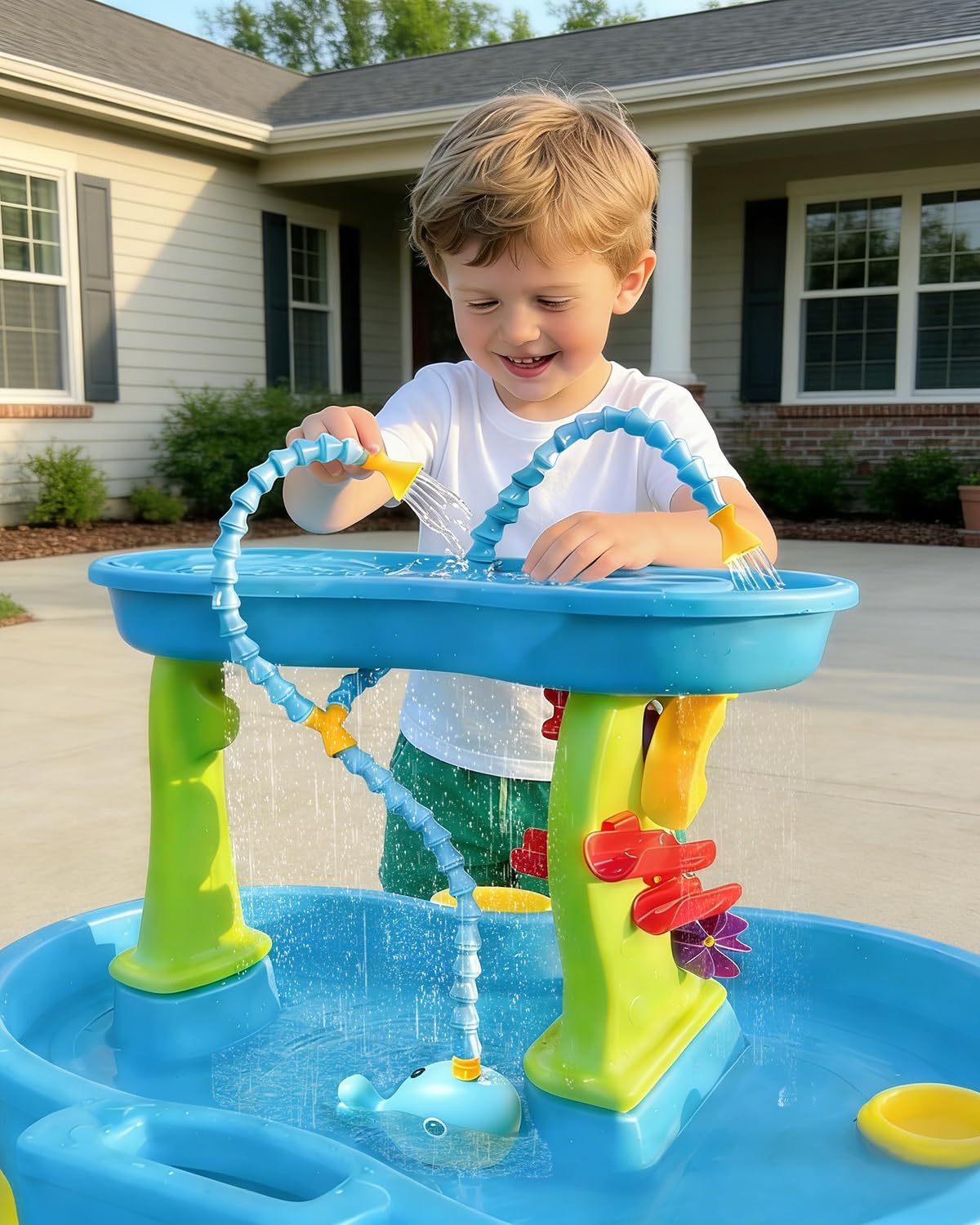 Aacabo ambientación exterior con mesa de agua y niños jugando felizmente