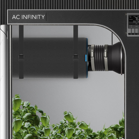 AC Infinity comparación de escala con manos mostrando tamaño compacto