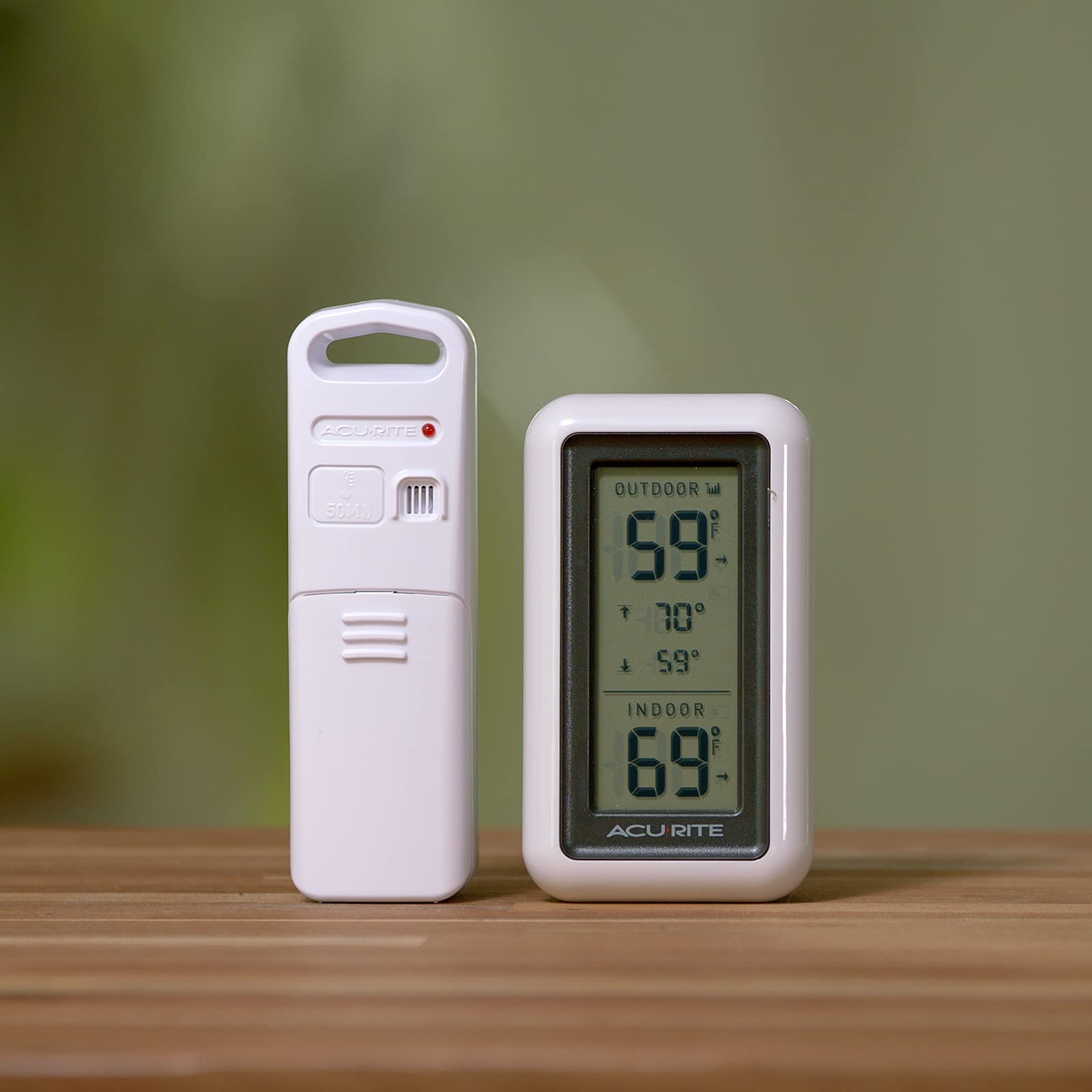 AcuRite sensor exterior colgado en árbol, transmite datos inalámbricos confiables