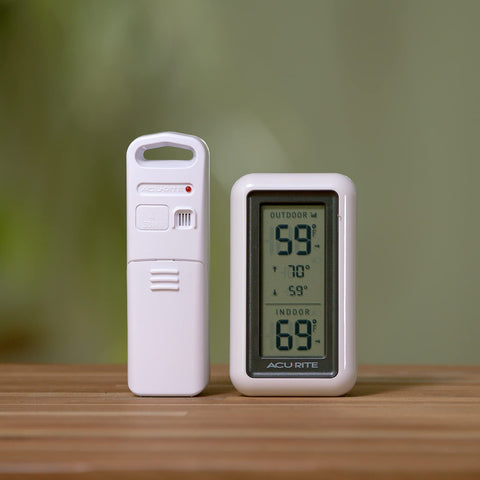 AcuRite sensor exterior colgado en árbol, transmite datos inalámbricos confiables
