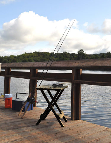 Adams mesa en patio con bebidas y libro demostrando utilidad