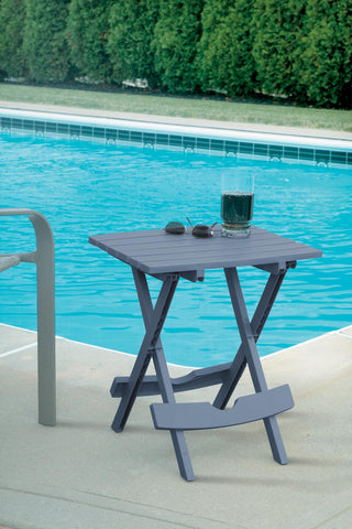Adams mesa Quik-Fold en patio junto a silla, facilita tener objetos a mano