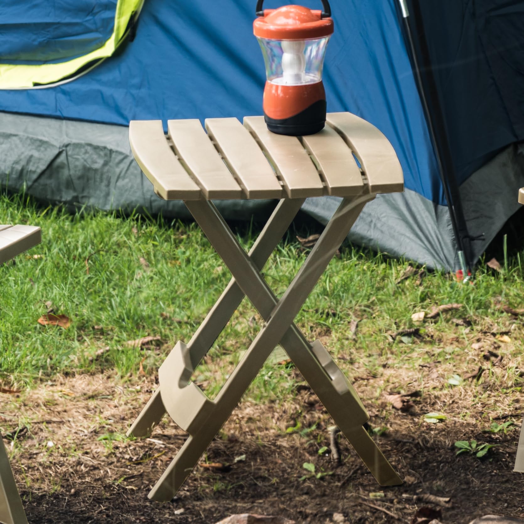 Adams Quik-Fold en uso en patio sosteniendo laptop y bebida con seguridad