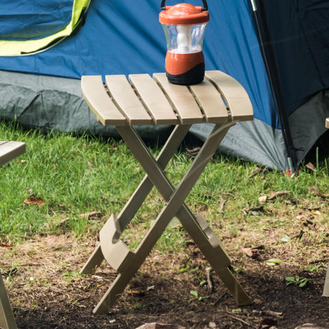 Adams Quik-Fold en uso en patio sosteniendo laptop y bebida con seguridad