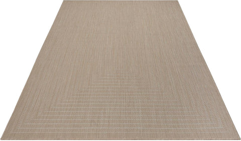 Adiva Rugs junto a regla mostrando tamaño compacto práctico