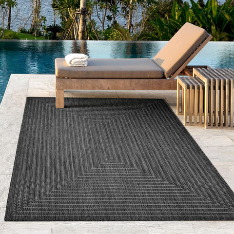 Adiva Rugs en balcón con plantas evidenciando uso versátil y estética exterior