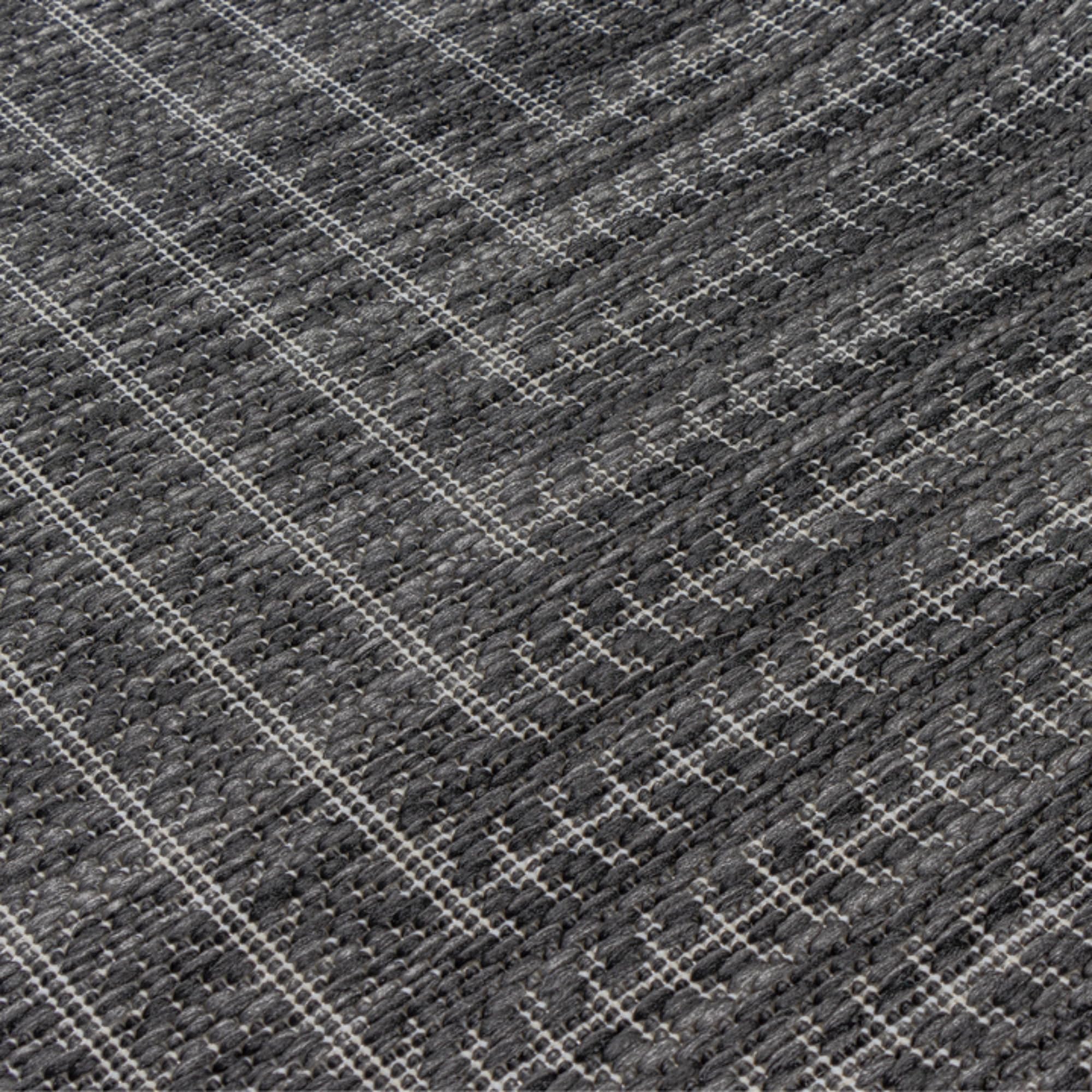 Adiva Rugs bajo mesa en comedor pequeño ofreciendo comodidad y estilo funcional