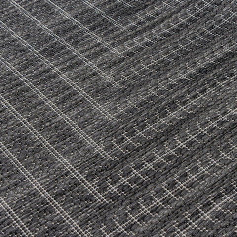 Adiva Rugs bajo mesa en comedor pequeño ofreciendo comodidad y estilo funcional