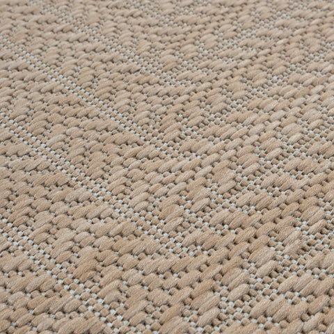 Adiva Rugs en patio demostrando resistencia a la intemperie