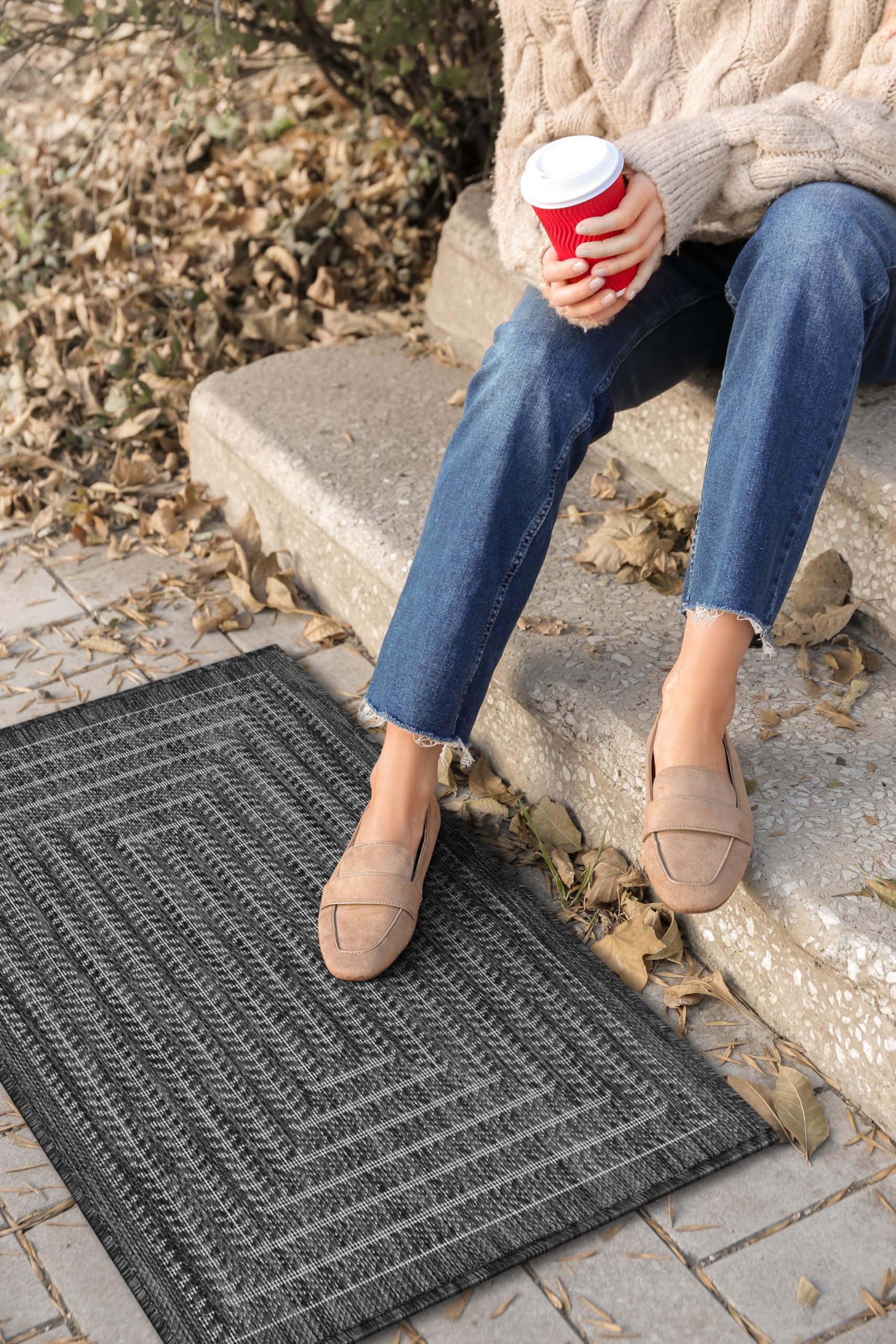 Adiva Rugs vista frontal Pebble Weiss mostrando diseño contemporáneo y beneficio estético