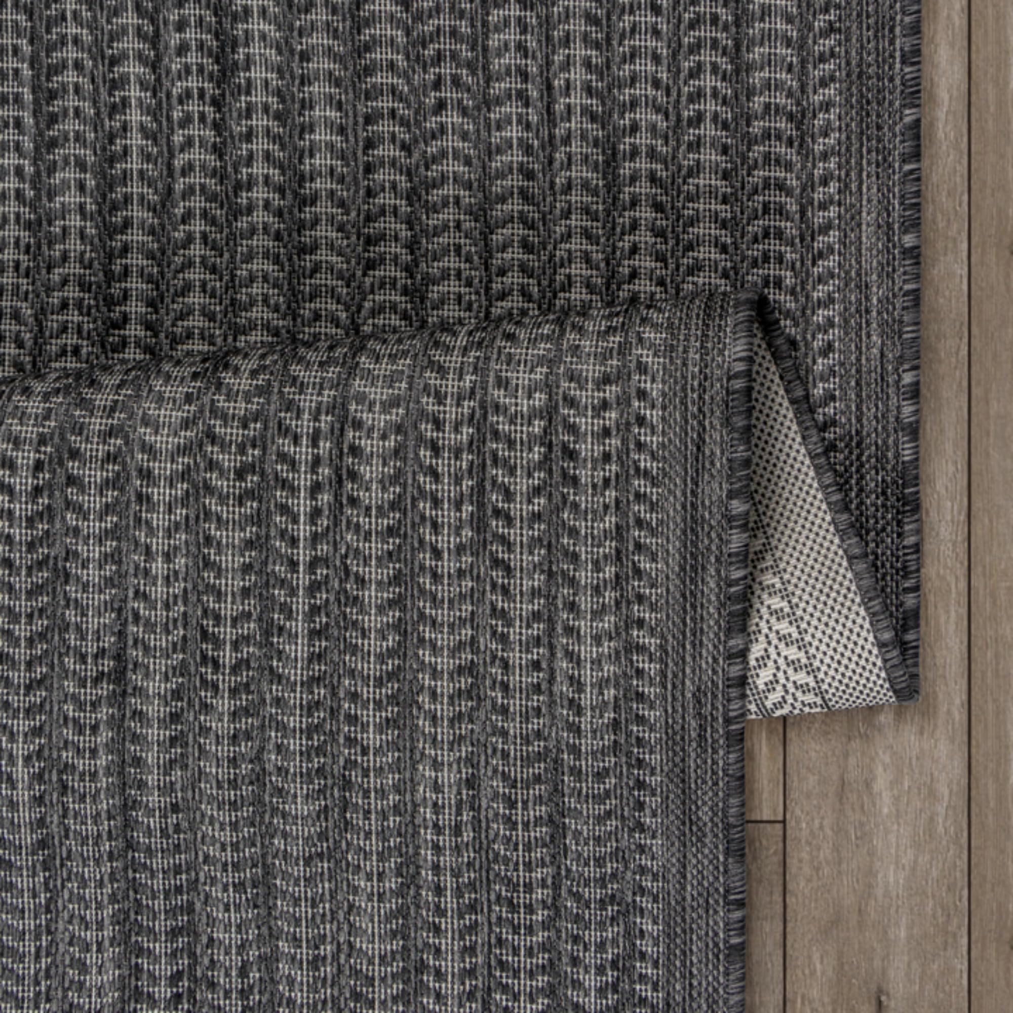 Adiva Rugs comparación con silla para visualizar tamaño 2'x3' y facilidad de colocación