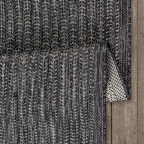 Adiva Rugs comparación con silla para visualizar tamaño 2'x3' y facilidad de colocación