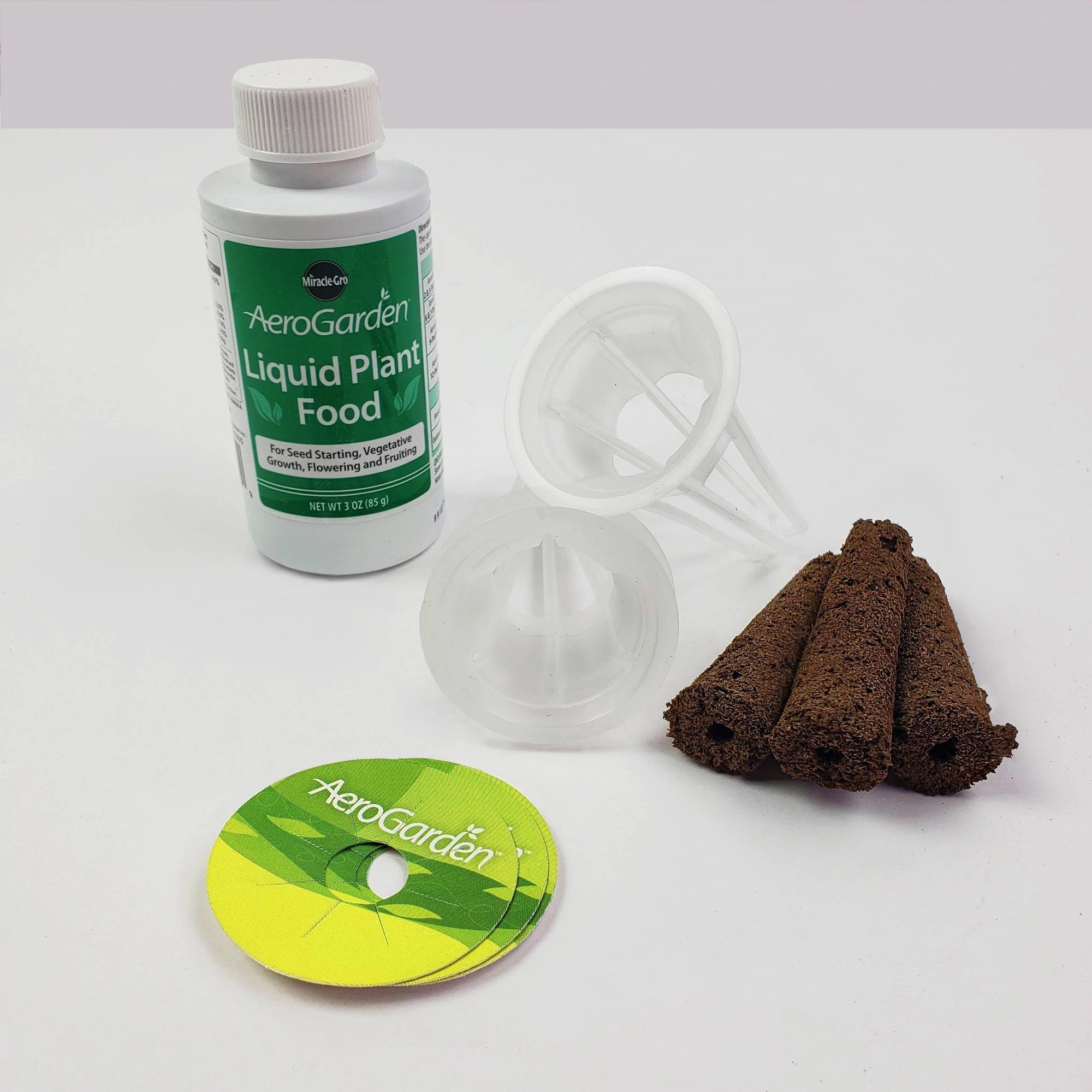 AeroGarden detalle de esponja de coir biodegradable mostrando retención de agua y germinación