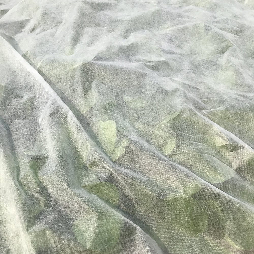 Agfabric uso en jardín urbano protegiendo plantas de baja temperatura