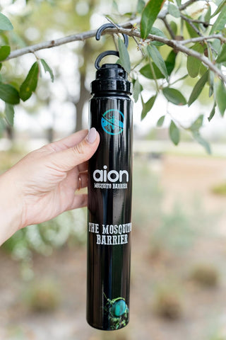 Aion tubo colgado en patio demostrando protección segura al aire libre