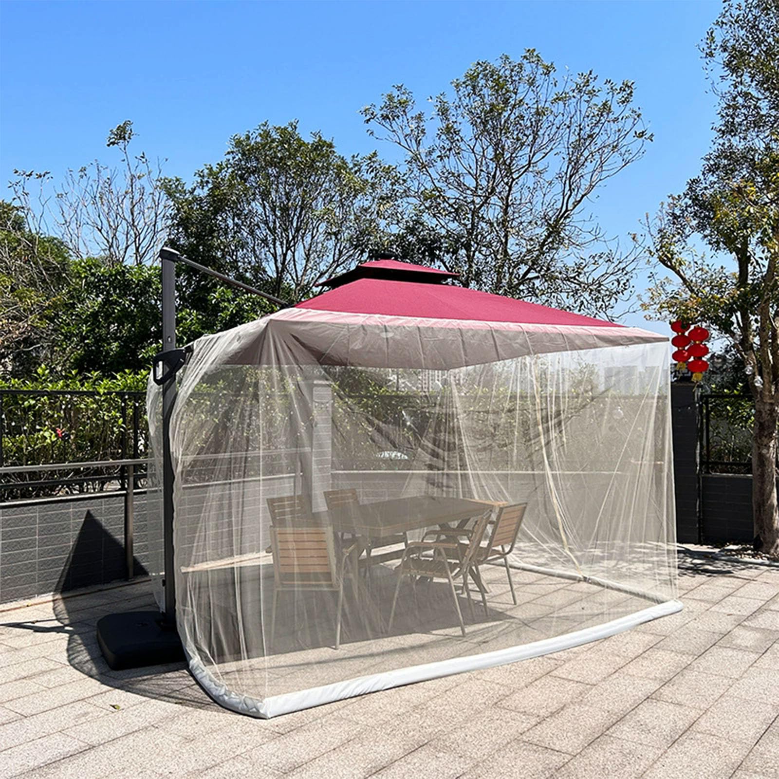 Alaeseje terraza decorada con malla protegiendo cultivo y manteniendo luz