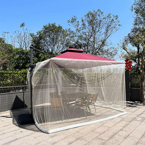 Alaeseje terraza decorada con malla protegiendo cultivo y manteniendo luz