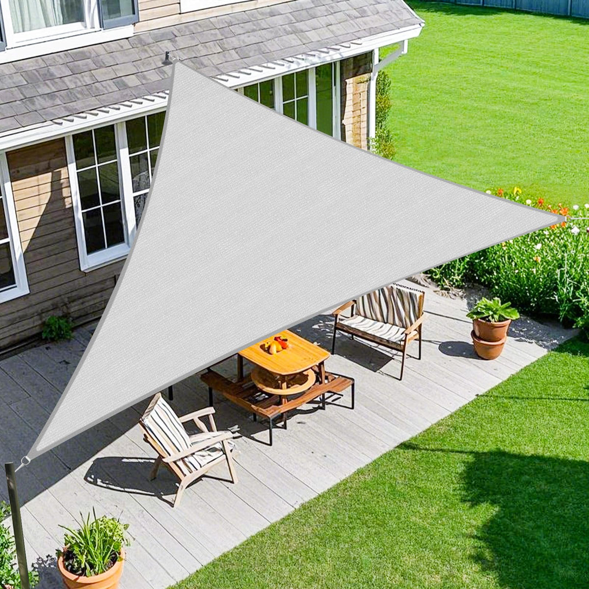 Amagenix toldo frontal gris claro protegiendo patio
