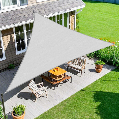 Amagenix toldo frontal gris claro protegiendo patio