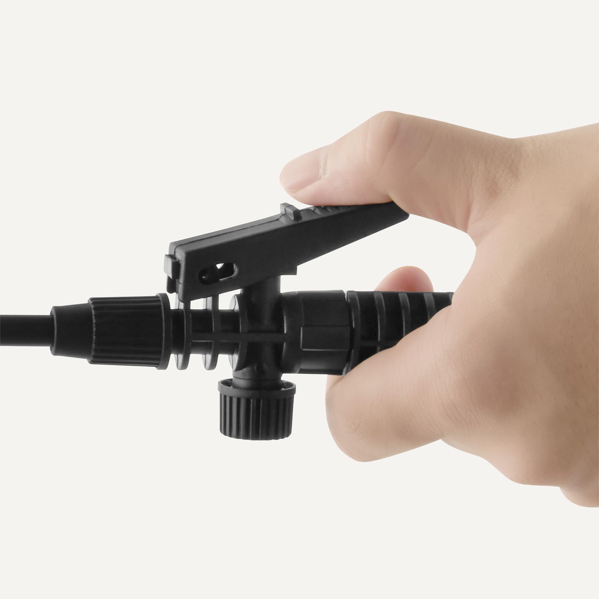 Amazon Basics varilla extensible en uso alcanzando arbustos sin agacharse ni subir