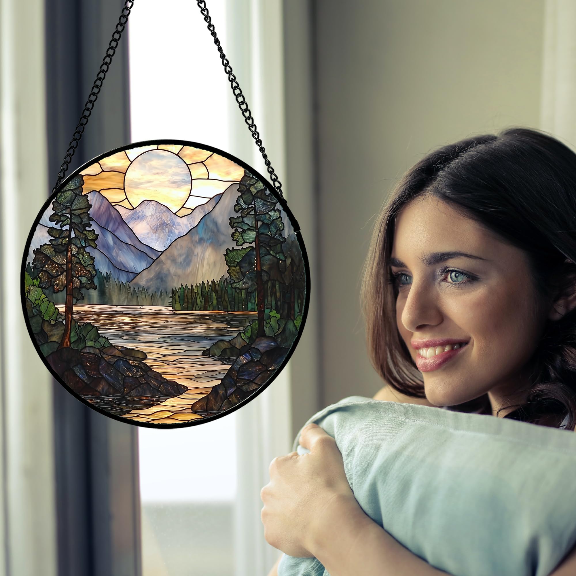 AMDERVEN colgante en ventana con luz creando reflejos cálidos y ambiente vivo