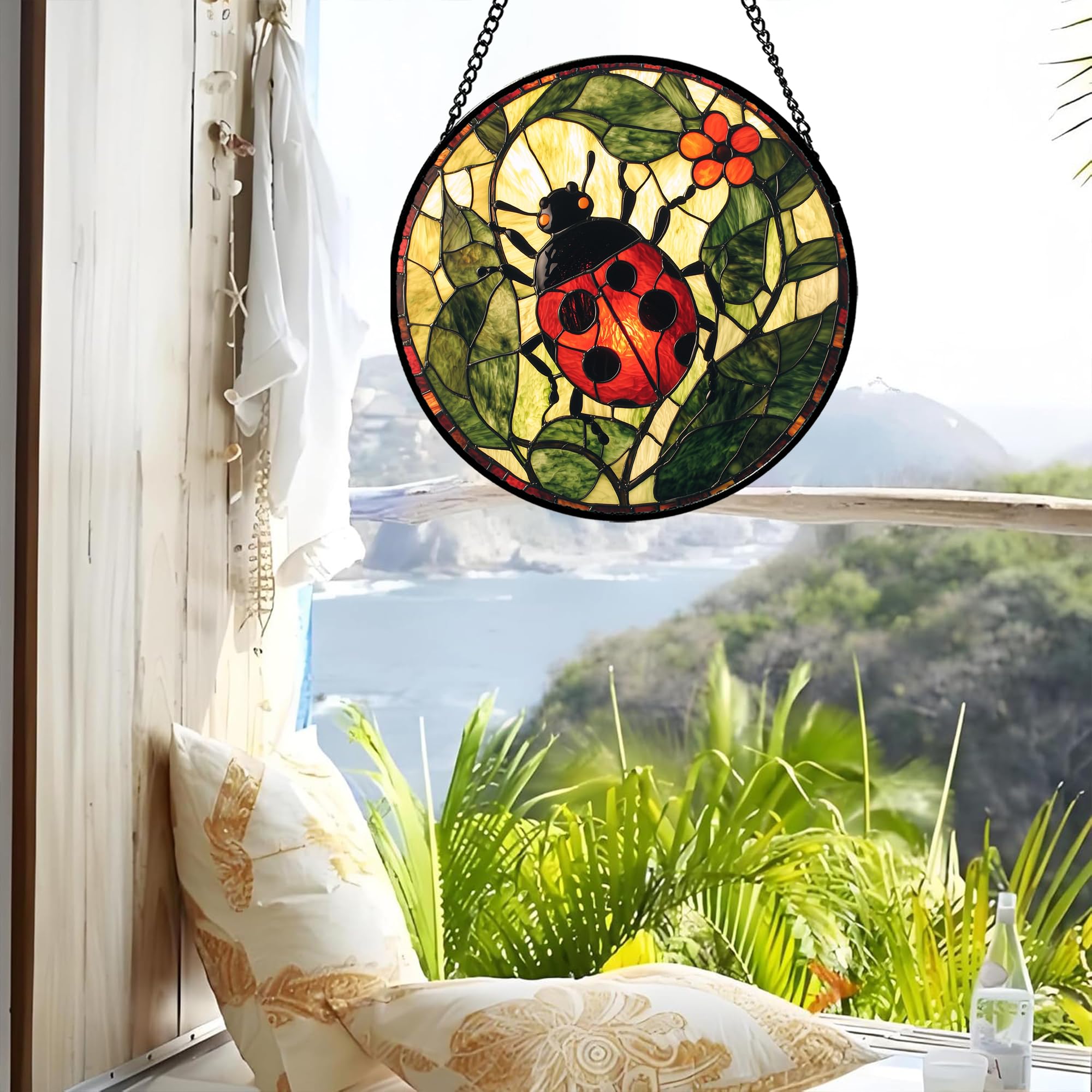 AMDERVEN colgante en ventana proyectando tonos cálidos en la habitación