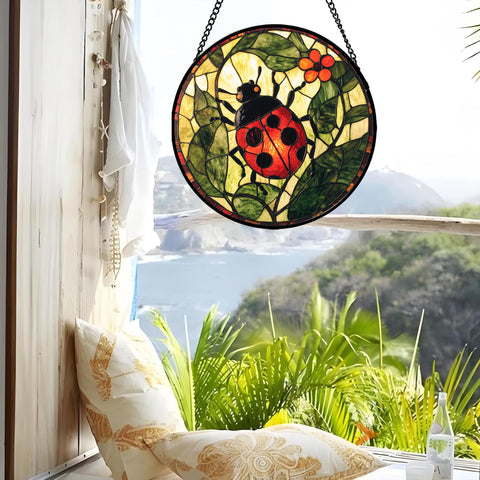 AMDERVEN colgante en ventana proyectando tonos cálidos en la habitación