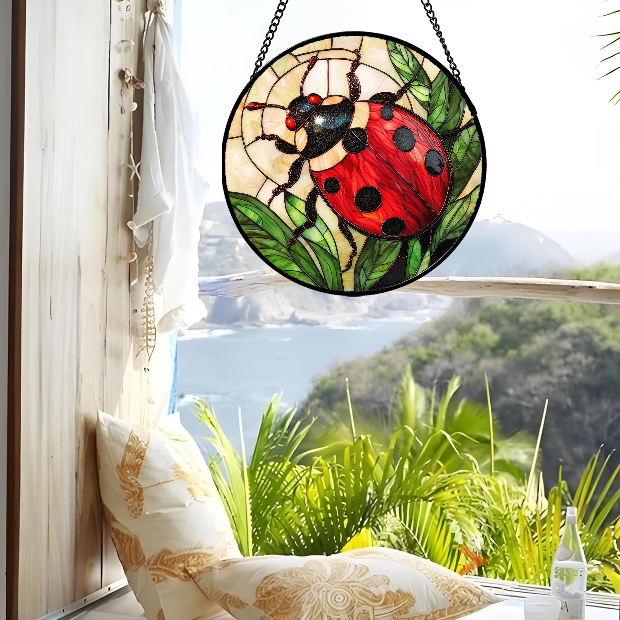 AMDERVEN atrapasol colgado en ventana mostrando cómo transforma la luz natural
