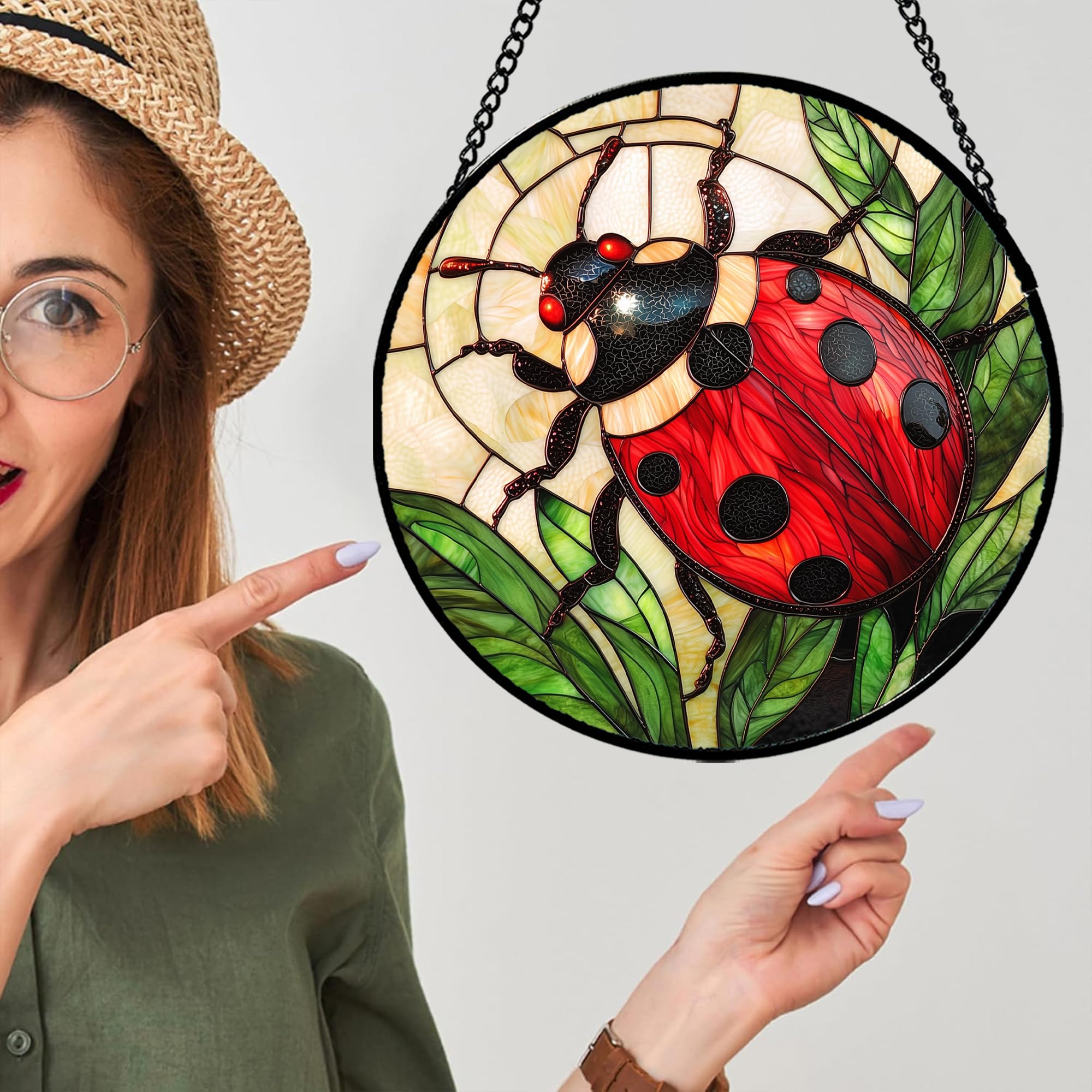 AMDERVEN detalle de la mariquita roja destacando el diseño artístico y colorido