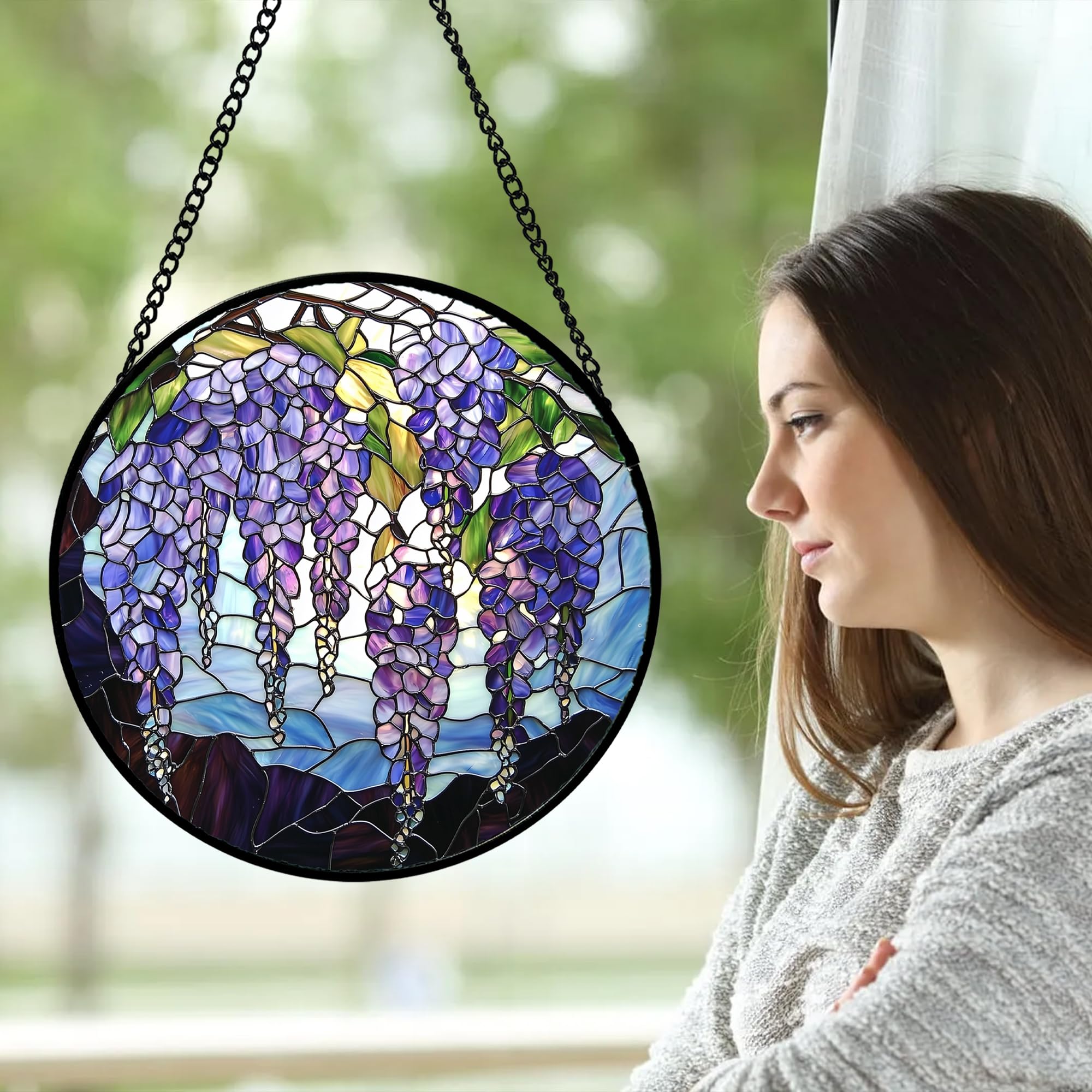 AMDERVEN suncatcher colgado en ventana proyectando manchas de color y ambiente