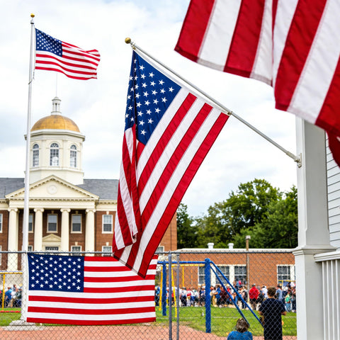 American Flag en porche como decoración patriótica, atención al detalle y calidad