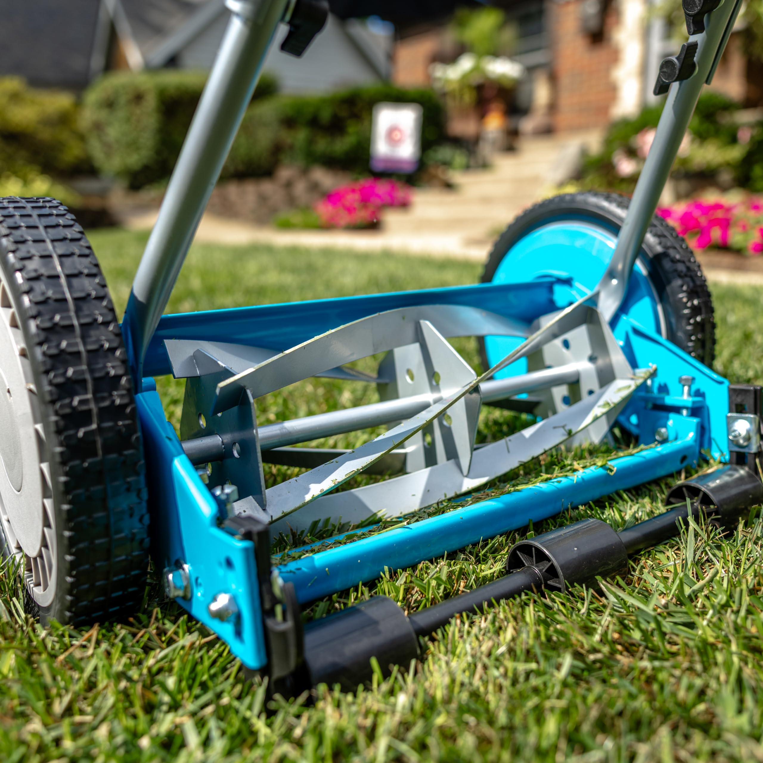 American Lawn Mower 2205-14 primer plano de las 5 cuchillas demostrando corte preciso