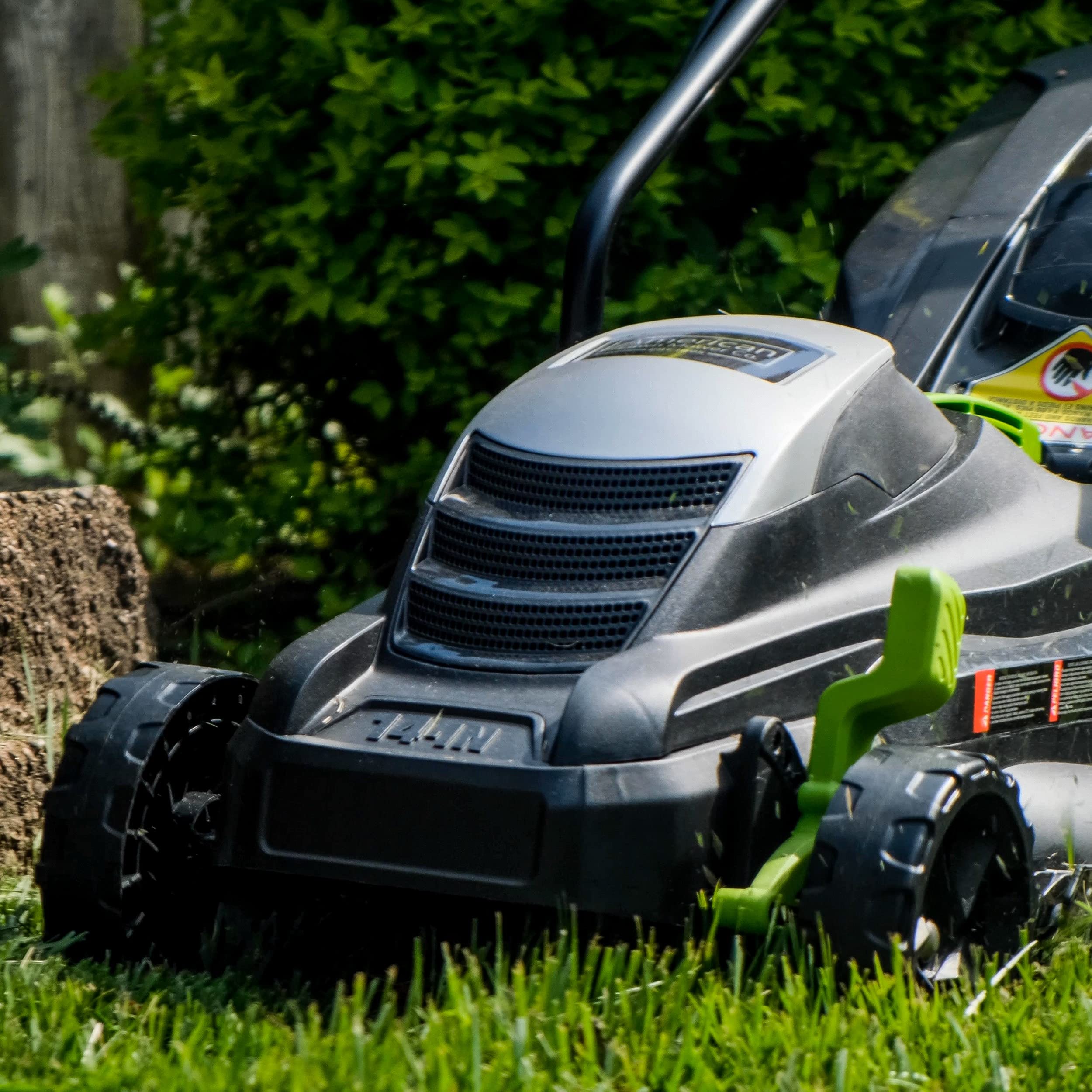 American Lawn Mower guardado en garaje para mostrar almacenamiento compacto