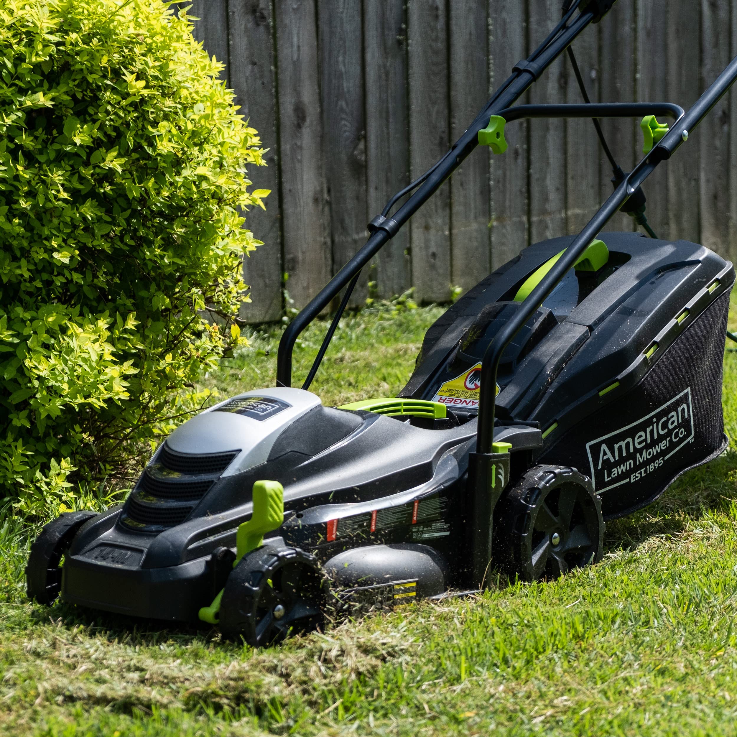American Lawn Mower en uso en césped demostrando eficiencia de corte