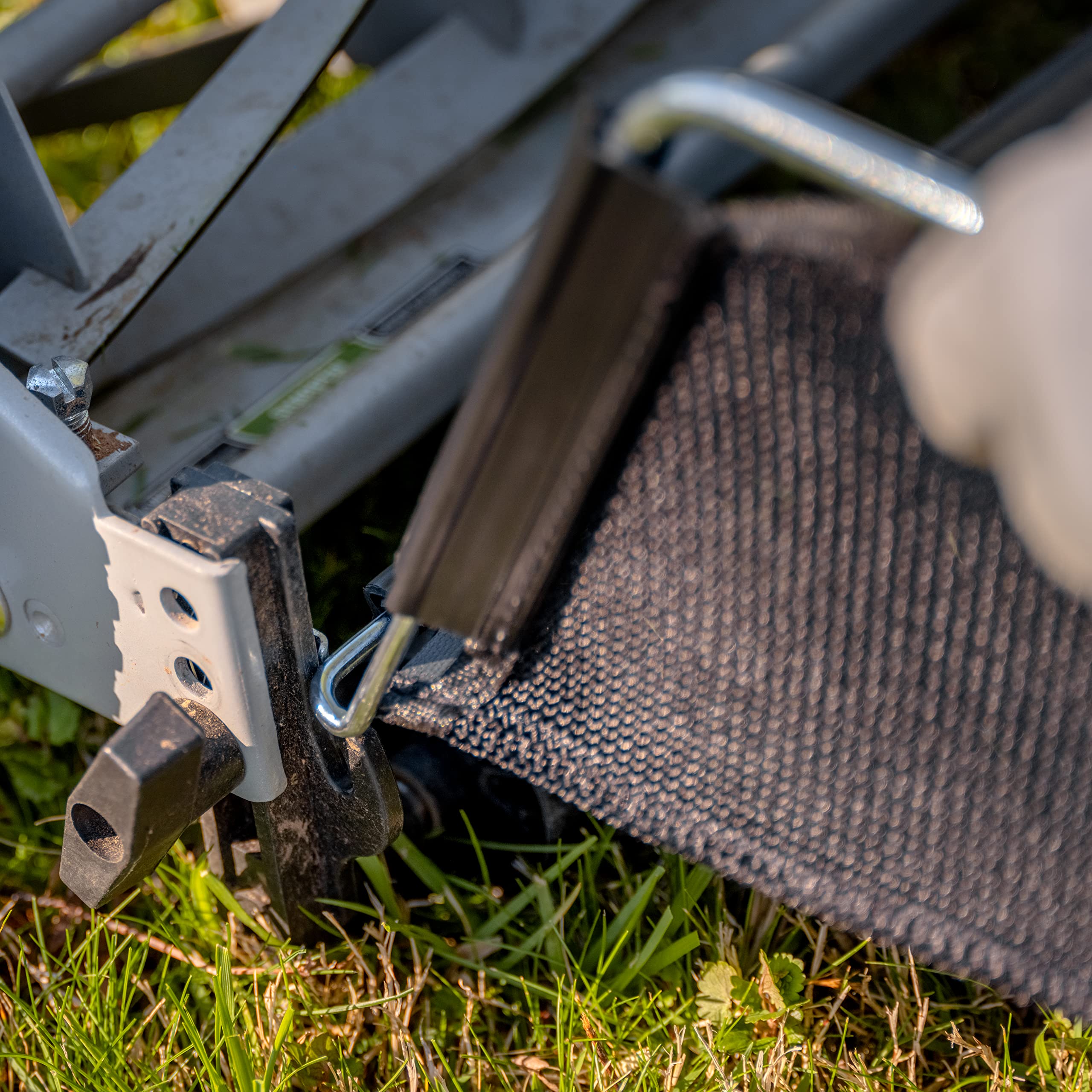 American Lawn Mower bolsa plegada ocupando poco espacio en almacenamiento
