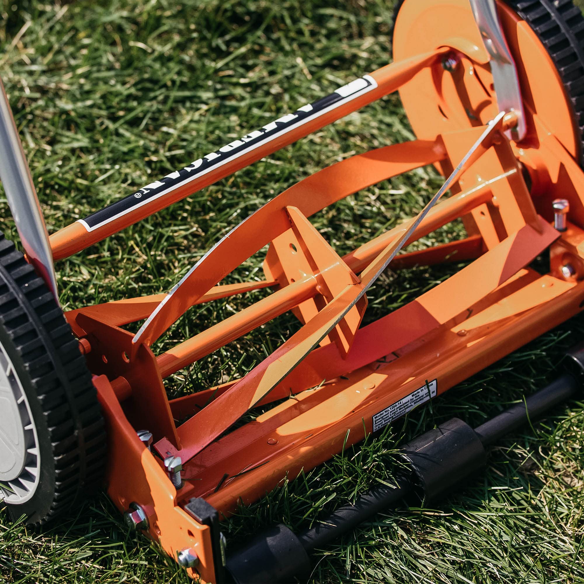American Lawn Mower comparación de tamaño con una regla, ancho de 14 pulgadas