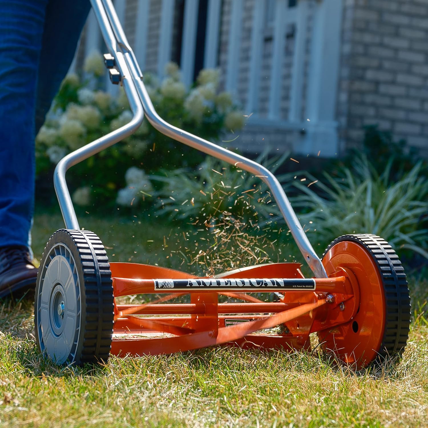 American Lawn Mower empujando en césped, funcionamiento silencioso y sin humo