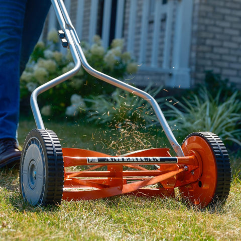 American Lawn Mower empujando en césped, funcionamiento silencioso y sin humo