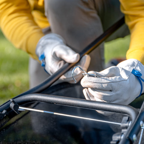 American Lawn Mower usuario vaciando bolsa fácilmente para limpieza rápida