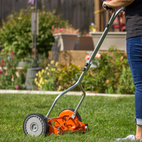 American Lawn Mower vista lateral mostrando perfil y rodillo, estabilidad al empujar