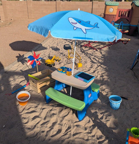 AMMSUN escena en playa con familia usando la sombrilla para sombra